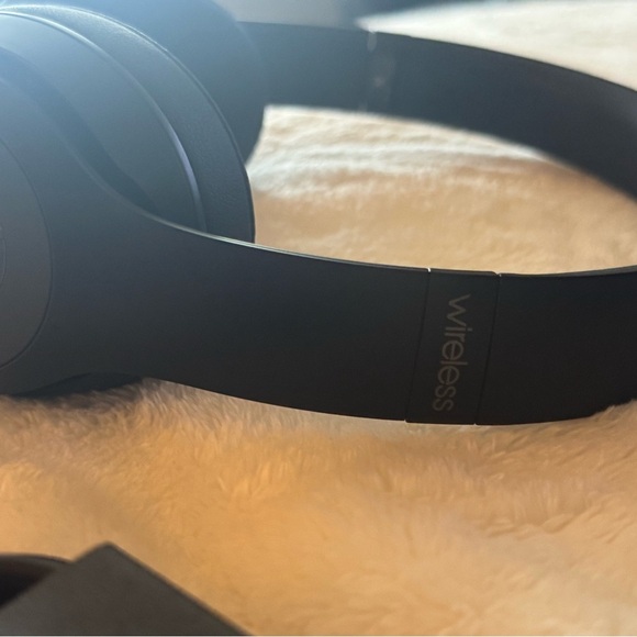 Beats Solo 3 Wireless Headphones - Picture 11 of 16